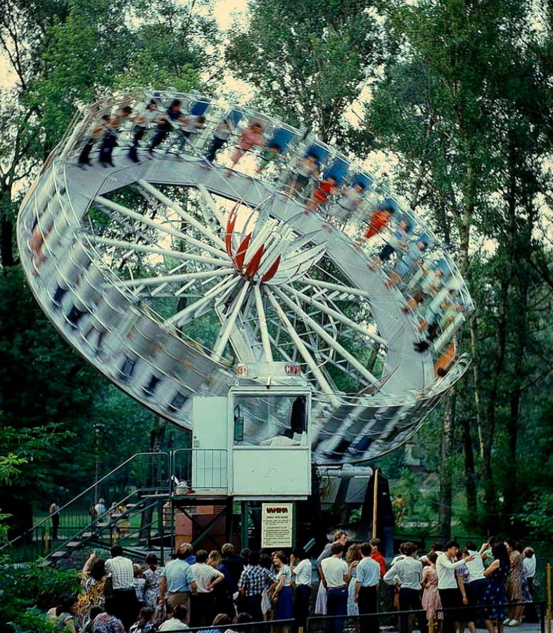 Американські гірки та атракціони. Дивіться, яким був київський Гідропарк у 80-х роках